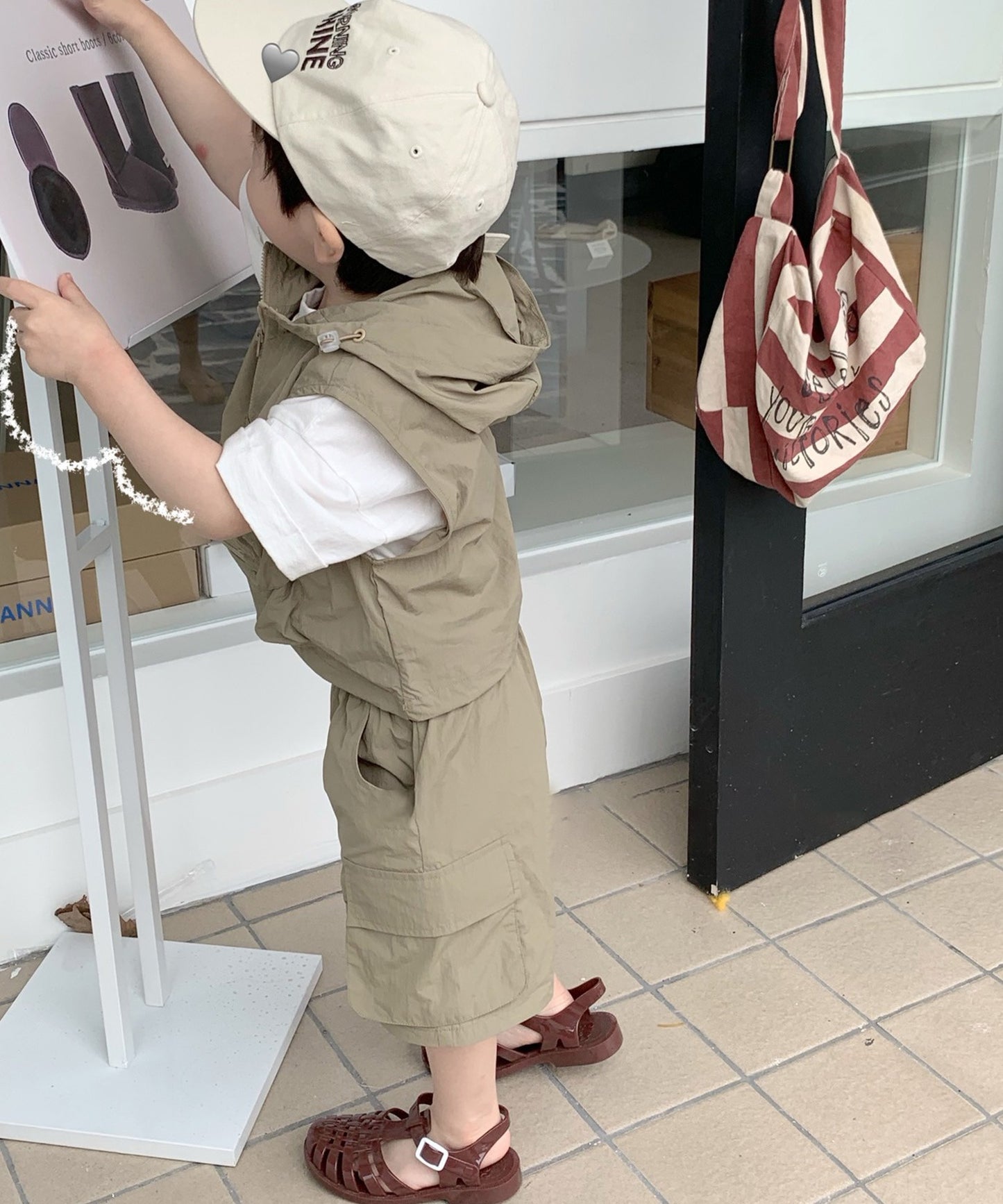 【aimoha-KIDS-】子供服　outdoor風ポケット付き袖無しパーカーセットアップ